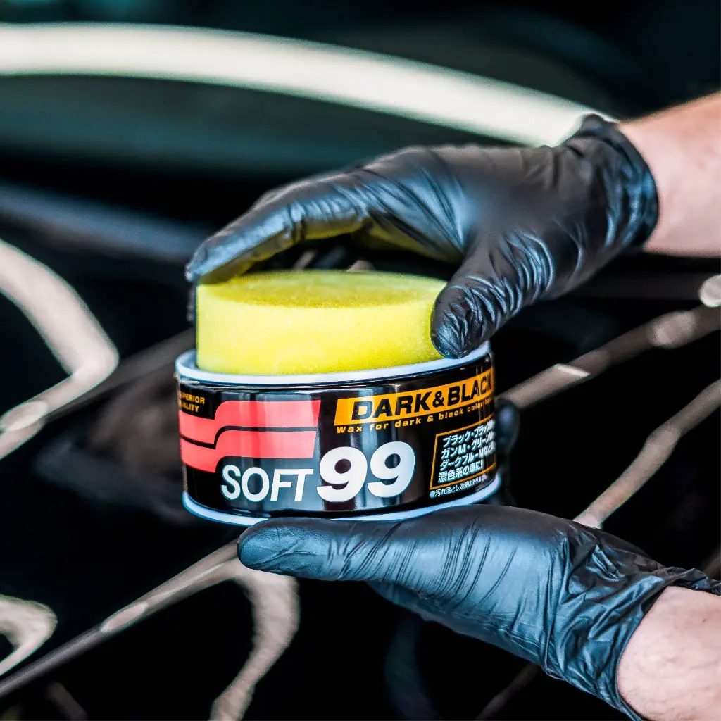 SOFT99 Bildes-56-Dark & Black Wax use.webp