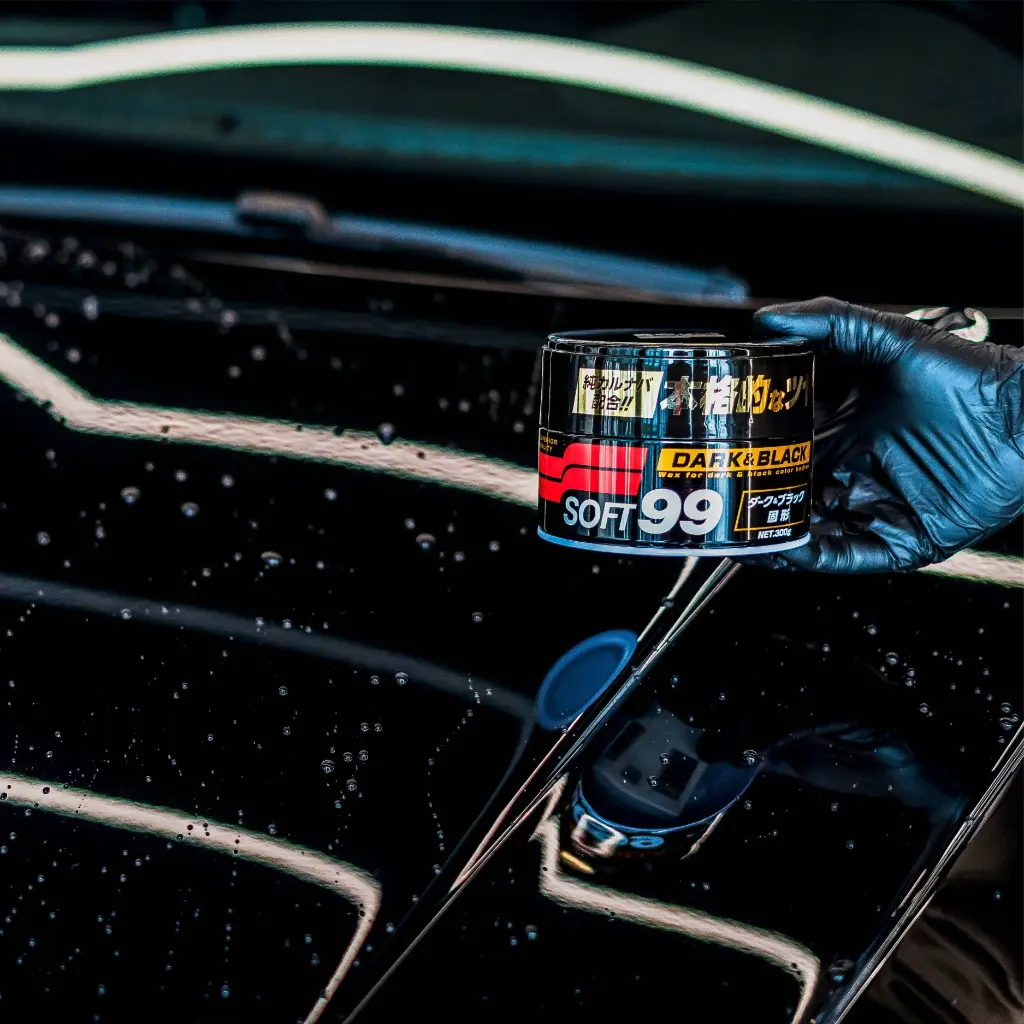 SOFT99 Bildes-58-Dark & Black Wax use3.webp